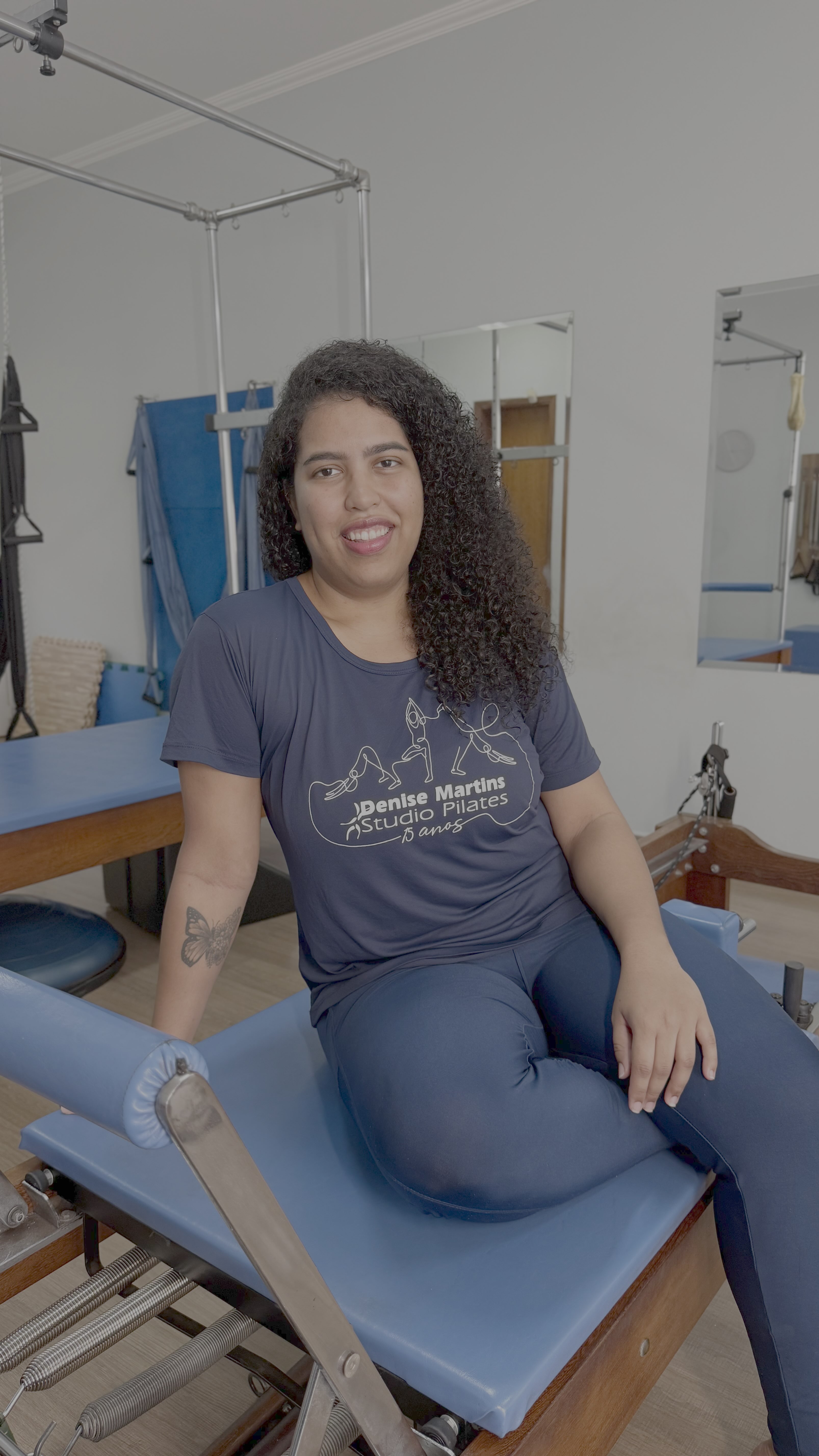 Foto de Maria Eugênia Caetano, fisioterapeuta com experiência em Pilates terapêutico, integrante da equipe do Denise Martins Studio de Pilates em Ribeirão Preto.